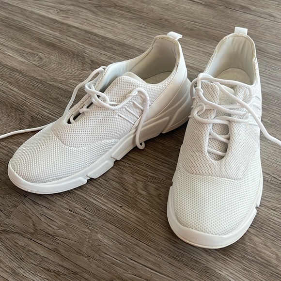 White Kendall & Kylie Sneakers - Picture 1 of 5
